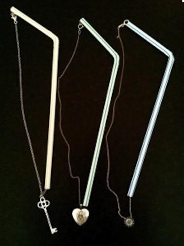 enfilez les colliers dans des pailles pour pas qu'ils ne s'emmêlent.