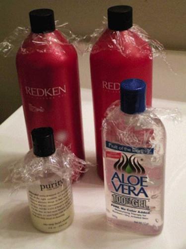 utiliser du film pour que les gels douche et shampoings ne coulent pas