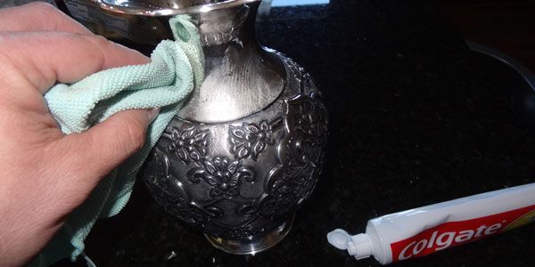 Saviez-vous que vous pouvez utiliser du dentifrice pour faire briller l'argent ?