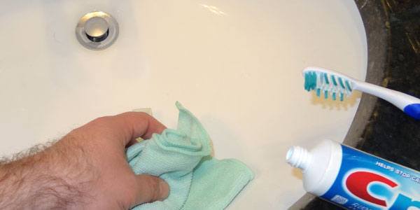 Saviez-vous que vous pouvez utiliser du dentifrice pour faire briller votre évier ?