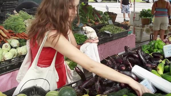 Lauren Singer en train d'acheter des produits frais au marché