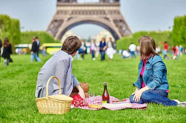 Faire un pique-nique au champs de mars à paris
