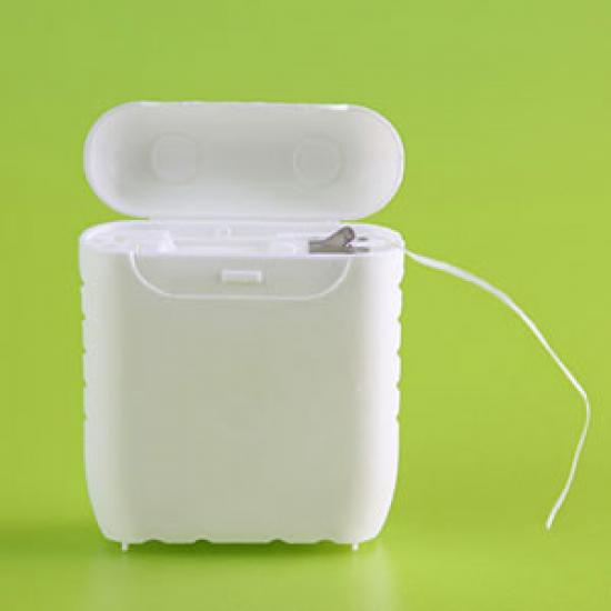 utilisez le fil dentaire pour nettoyer la lame du ouvre-boite