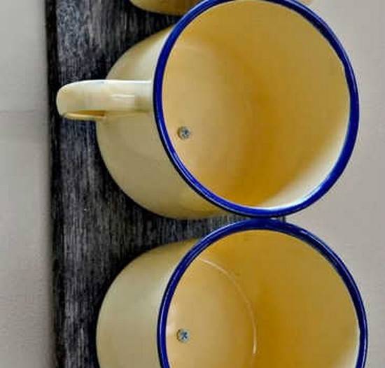 fixer les tasse sur un support pour faire étagère