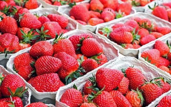 Saviez-vous que les fraises contiennent plus de 5 variétés de pesticides ?