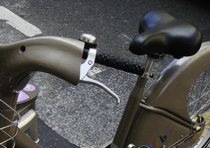 Frein d'un v&eacute;lib accroch&eacute; &agrave; la borne