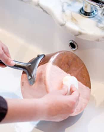 Frotter casserole avec éponge 