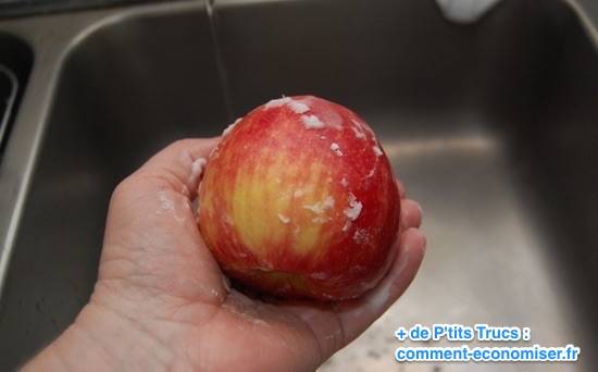 Frottez la pomme avec le bicarbonate pour enlever les pesticides