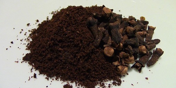 Découvrez le gargarisme à la tisane aux clous de girofle pour soigner vos maux de gorge.