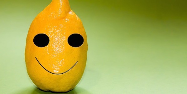 Découvrez le gargarisme au citron pour soigner vos maux de gorge.