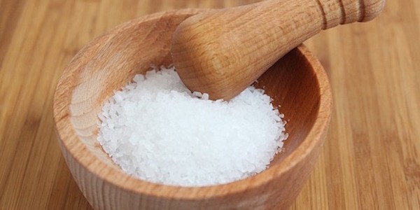 Découvrez le gargarisme à l'eau salée pour soigner vos maux de gorge.