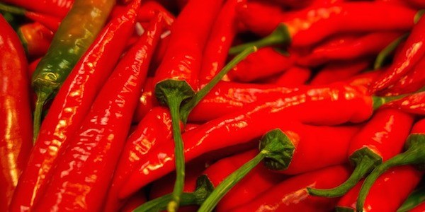 Découvrez le gargarisme à la sauce piquante pour soigner vos maux de gorge.