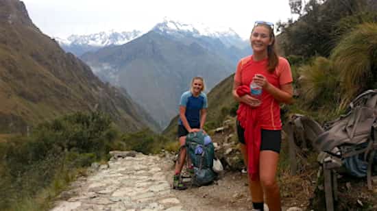 Gens qui montent une montagne heureux