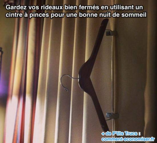 fermez bien vos rideaux pour mieux dormir en utilsant un cintre à pinces