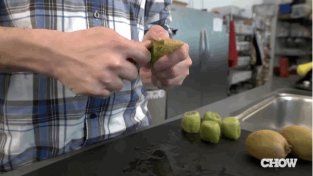 Gif éplucher un kiwi avec une cuillère