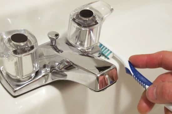 vieille brosse à dents pour enlever calcaire robinet