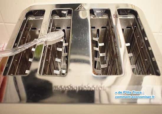 enlever les miettes recoins du grille pain brosse à dents