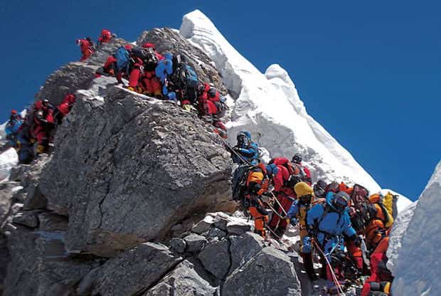 Plein de monde qui grimpe le mont Everest