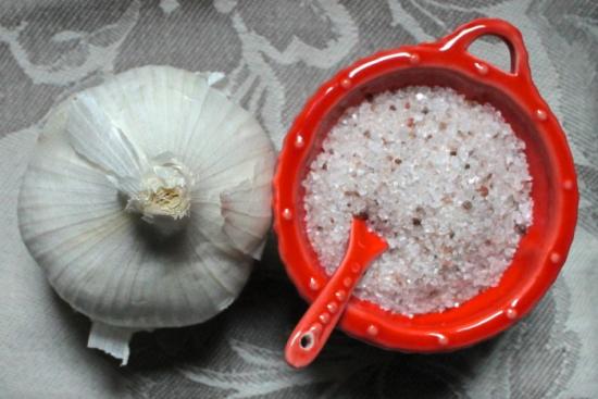 recouvrez les cornichons avec du gros sel
