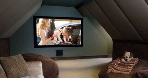 Exemple de grenier transformé en home cinema avec videoprojecteur