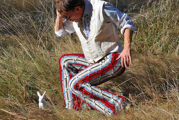 Homme qui porte un pantalon en crochets avec un lapin