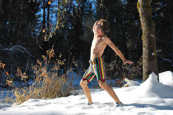 Homme dans la neige qui porte un short en crochet