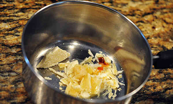 Ajoutez les huiles et cire d'abeille dans une casserole