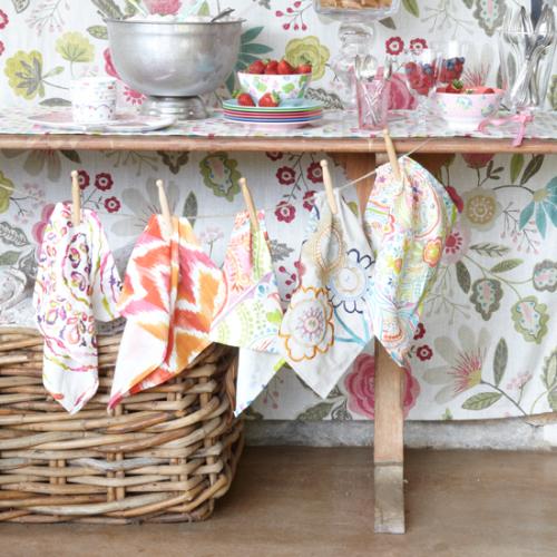 faites une guirlande avec des foulards d'occasion