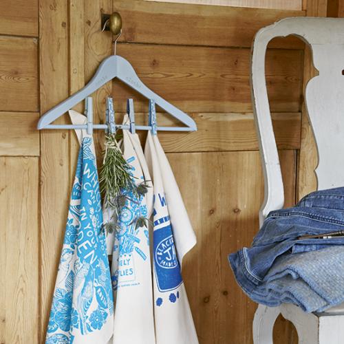 utilisez un cintre pour accrocher vos torchons