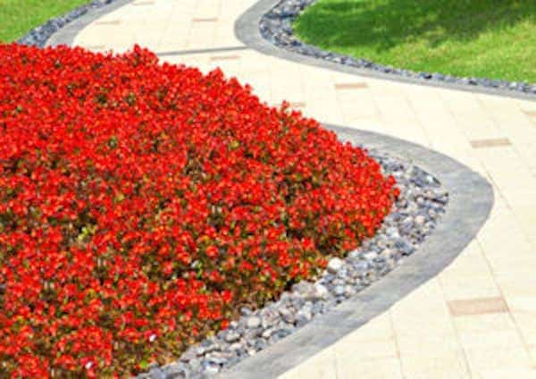 Une idée de bordure de jardin facile et pas chère est d'utiliser du simple gravier.