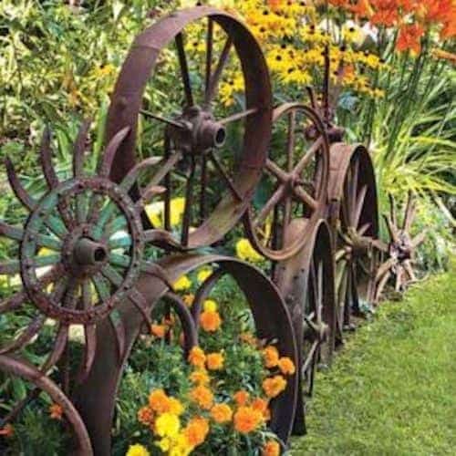 Une idée originale de bordure de jardin est d'utiliser des vieilles roues.
