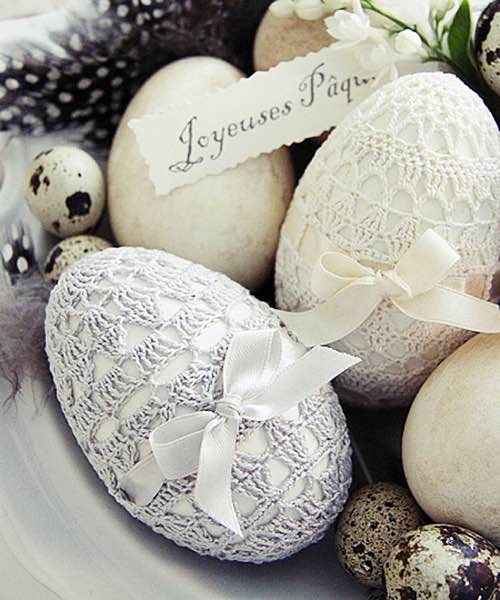 des oeufs de pâques avec de habits en crochets