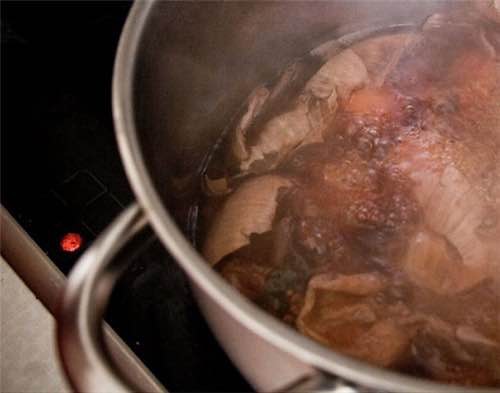 faire bouillir les oeufs avec des oignons