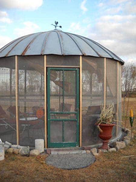 Projet déco : transformez un vieux silo à céréales en kiosque de jardin