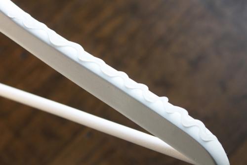 utiliser la glu pour éviter que les cintres glissent