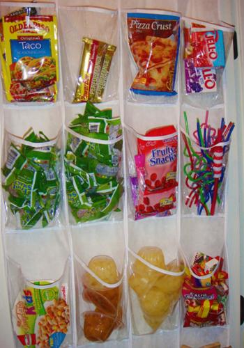 rangez les snacks dans un porte chaussure transparent
