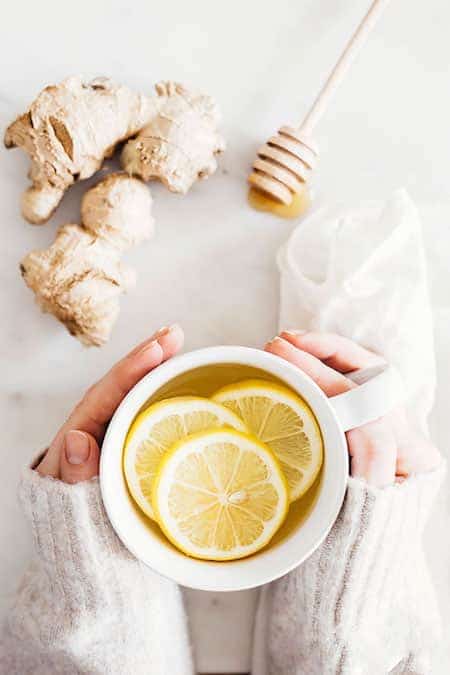 Infusion chaude au gingembre, au citron dans une tasse.