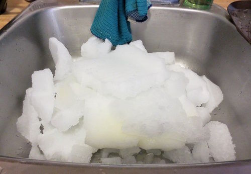 Jeter la glace du congélateur dans évier