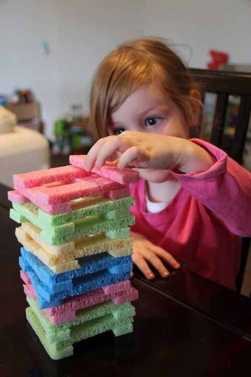 Jeu de la Tour infernale fait maison avec Ã©ponges coupÃ©es