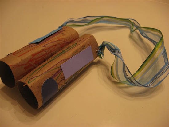 une paire de jumelles pour les enfants faites avec des rouleaux de papier toilettes