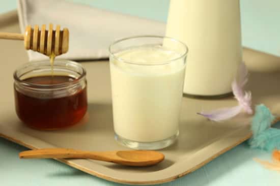 lait chaud pour les maux de gorge avec miel et clous de girofle