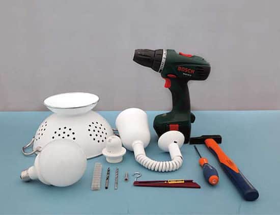 Voici ce dont vous avez besoin pour transformer une passoire en lampe de cuisine.