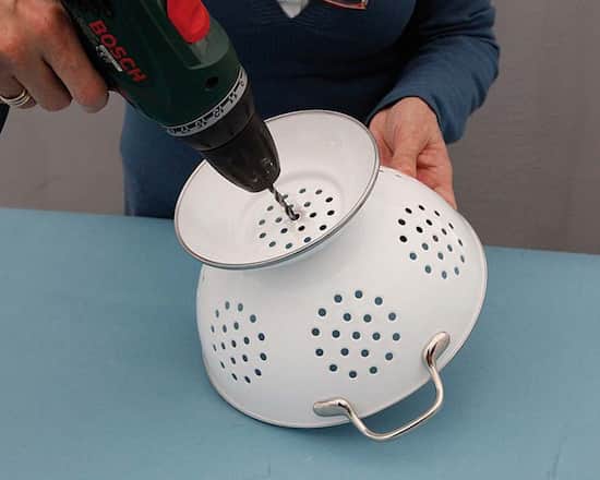 Percez la passoire pour y passer le câble électrique.