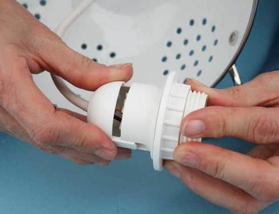 Faire une lampe de cuisine avec une passoire est facile. 