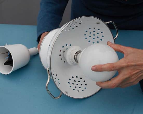 Fabriquez votre propre lampe de cuisine avec une passoire !  