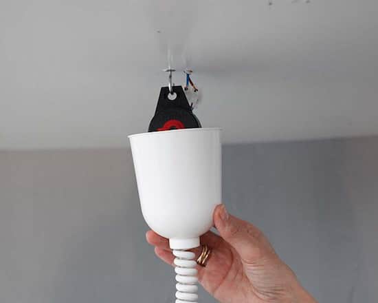La lampe de cuisine avec une passoire est un projet DIY facile !