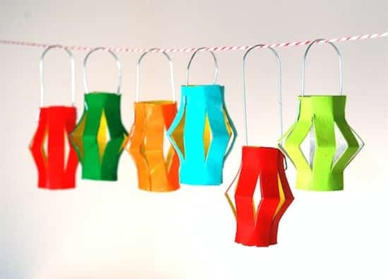 une guirlande de lampions faits maison