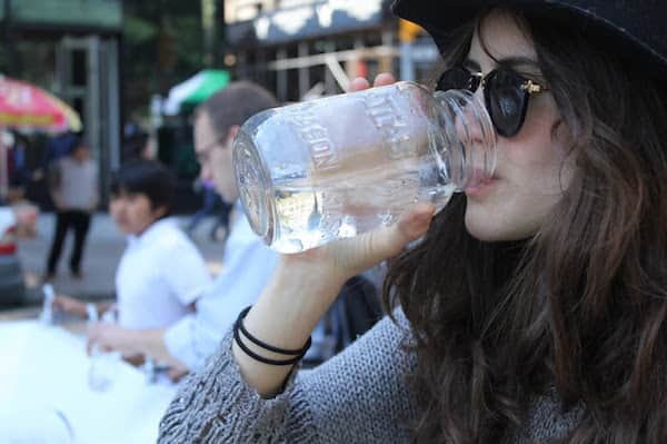Boire dans in bocal pour éviter de produire des déchets.