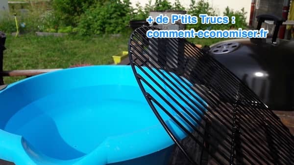 de l'eau chaude pour laver la grille du barbecue