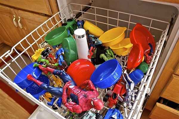 Laver les jouets dans le lave-vaisselle avec vinaigre blanc